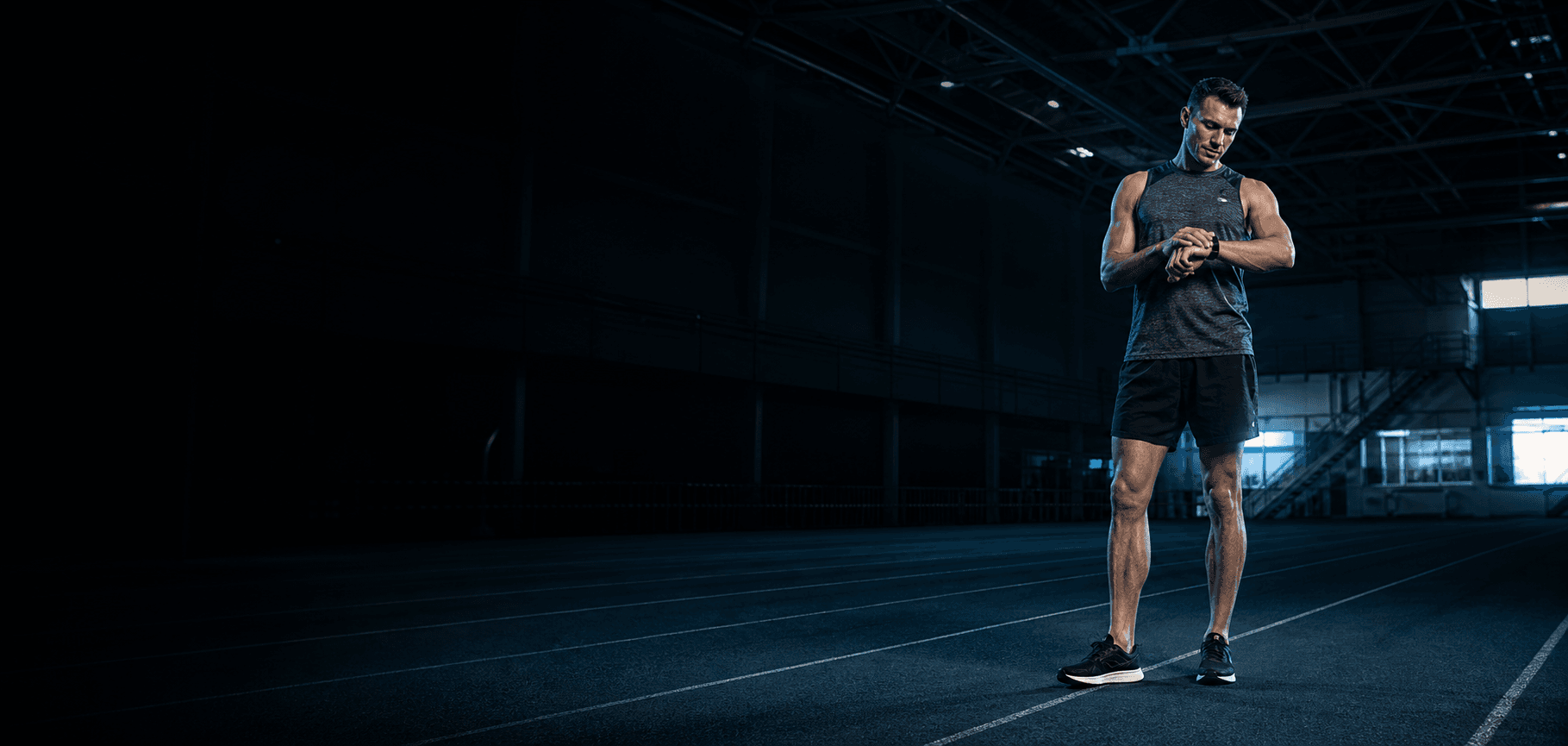 Atleta revisando su intensidad durante una sesión de ejercicio